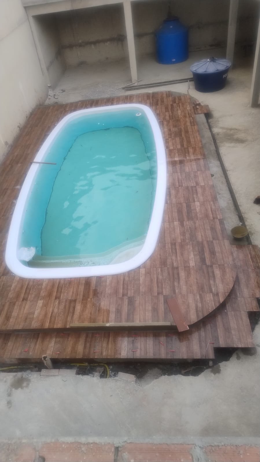 Banheiro planejado com box em vidro